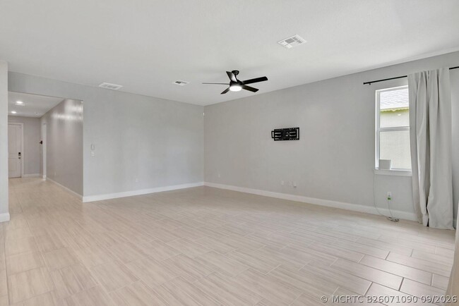 8606 Dahlia Cir