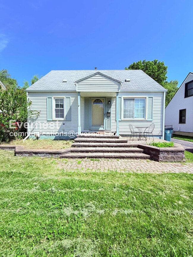Building Photo - 2 Bed/2 Bath Home with Detached Garage / Pet-Friendly / Vouchers Accepted / Available Now!