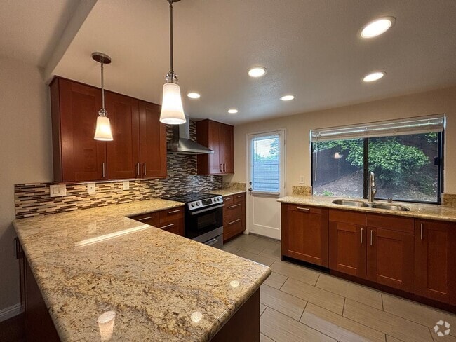 Building Photo - Beautiful 3B/2BA Home W/ 2 Car Garage, Was...