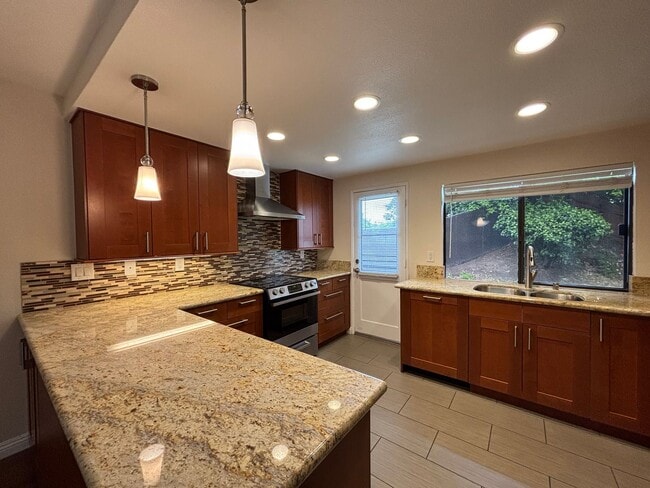Beautiful 3B/2BA Home W/ 2 Car Garage, Was... - Beautiful 3B/2BA Home W/ 2 Car Garage, Was...