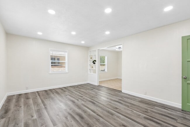 Photo - 5616 N Gladys Ave