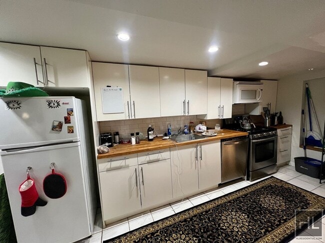 Photo - 1BR 1BA Townhouse All Utilities Included On Tree Lined Bushwick/Ridgewood Border Unidad B