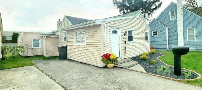 Building Photo - 21218 Clinton Twp Rental