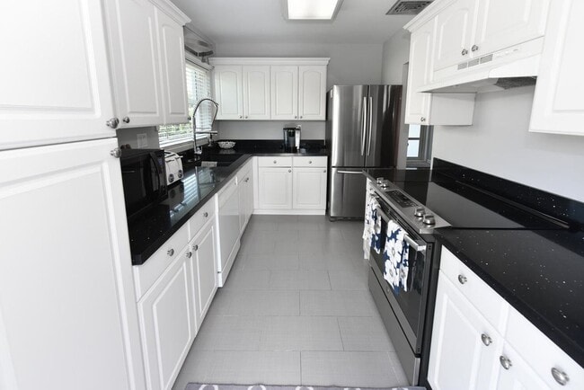 Building Photo - 340 Russlyn Dr Rental