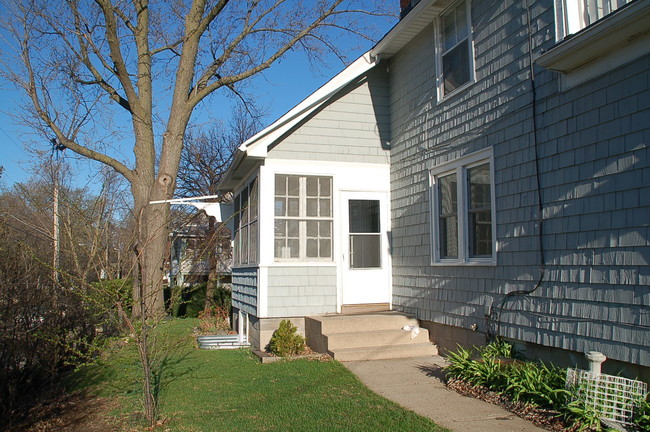 Building Photo - 2301 Pierce St NE Unit 1