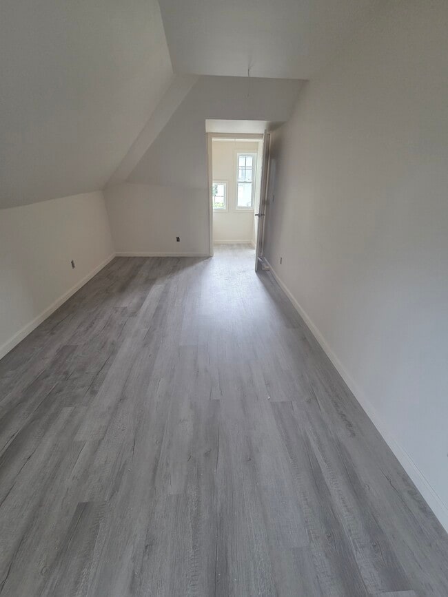 Building Photo - 235 E Maple St Unit 2 Rental