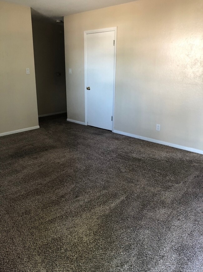 Building Photo - 1528-1530 Seminole Ave NW Cedar Rapids, IA... Unit 1530 Rental