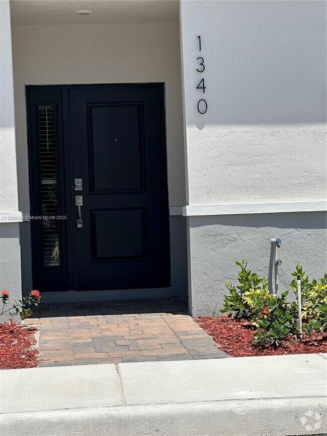 Building Photo - 1340 NE 3rd Ave Rental