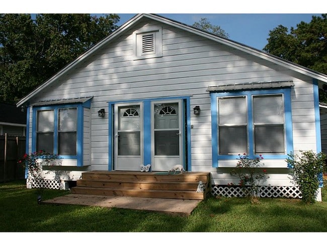 Not a duplex! 3 BR/3B - 207 S Church St House