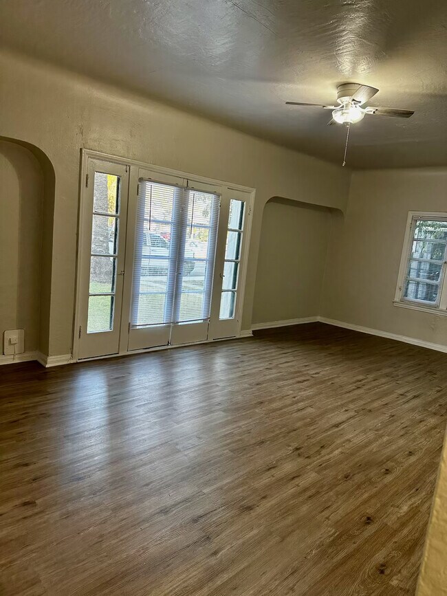 404 E Chevy Chase Dr