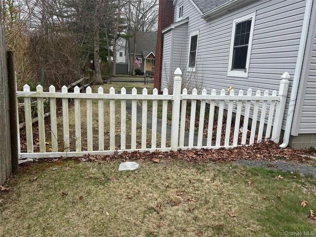 Building Photo - 215 Dahlia Dr