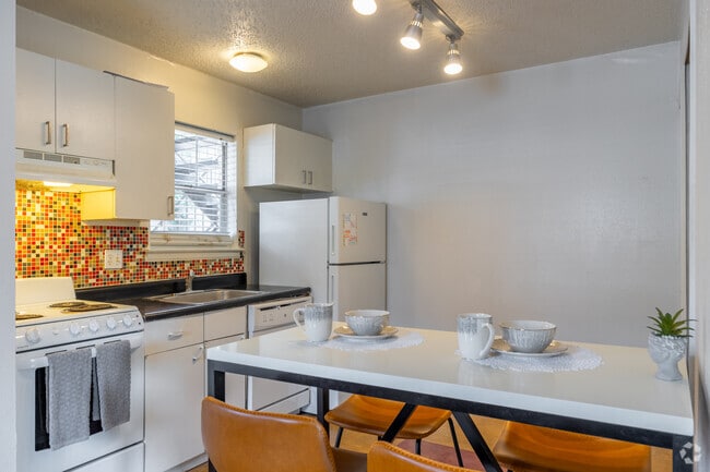 1BR, 1BA - 565SF - Kitchen