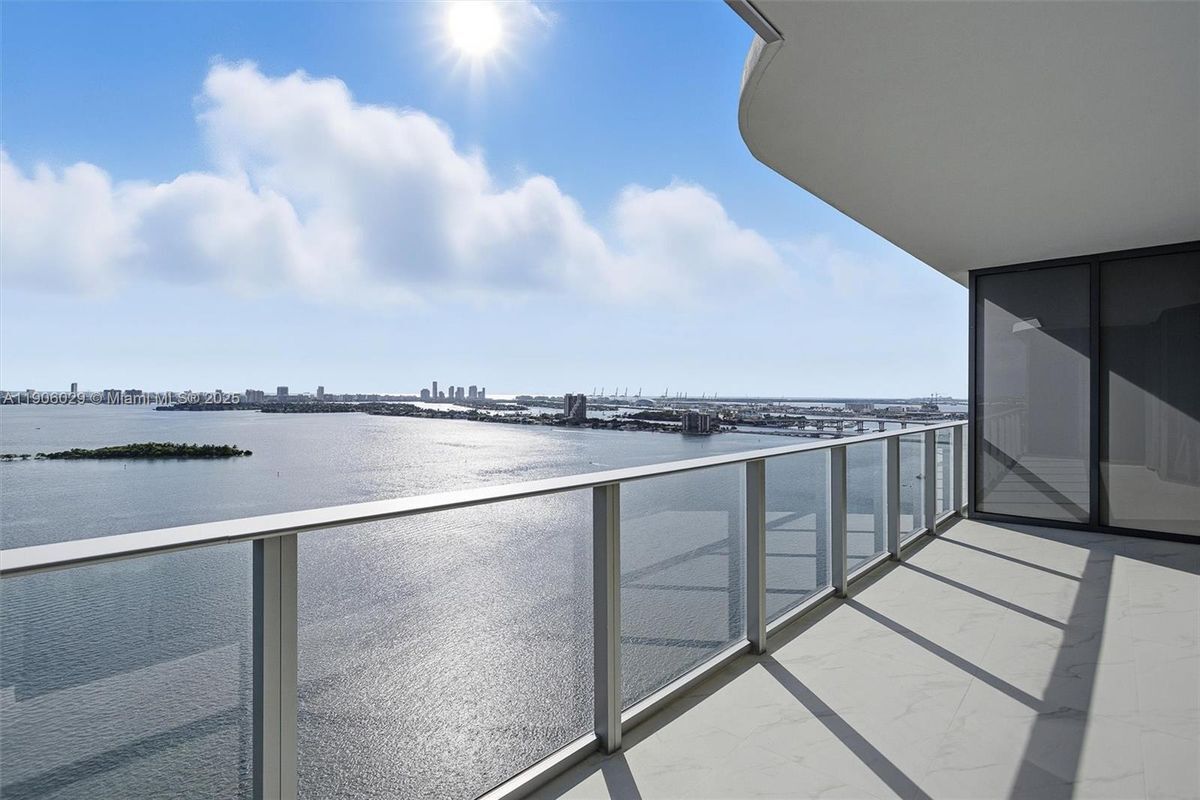 Photo - 700 NE 24th St