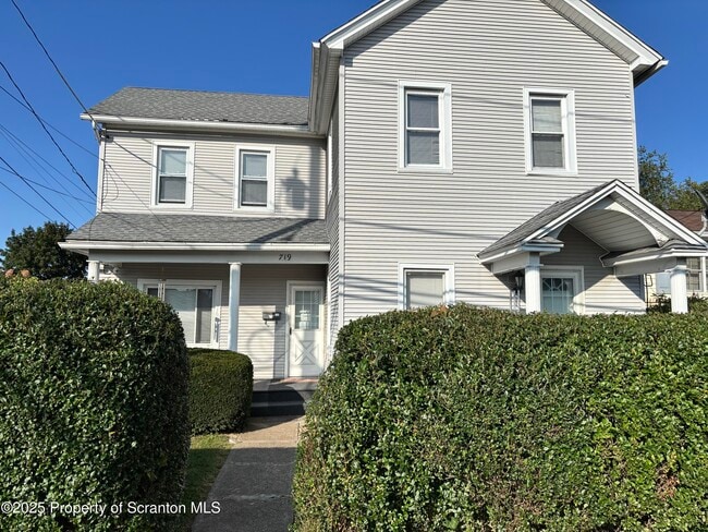 Photo - 719 Saginaw St