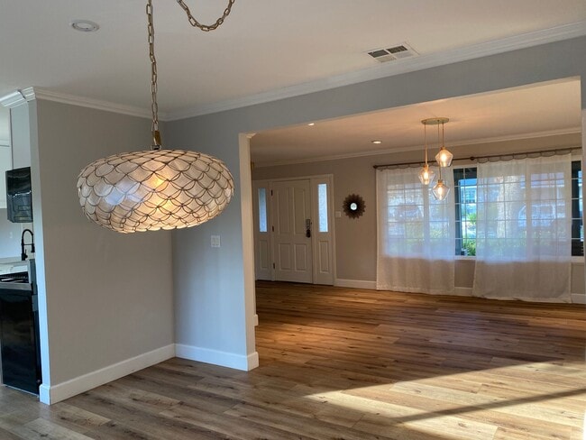 Photo - 385 Maureen Ln