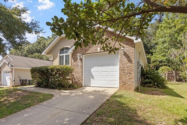 Building Photo - 916 Saddle Creek Run