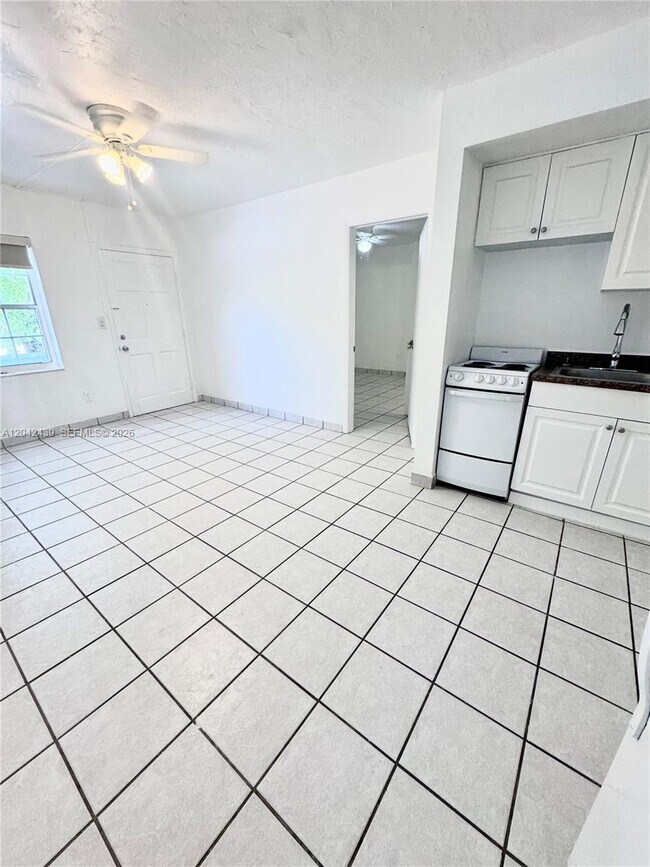 2732 SW 22nd St Unit 3