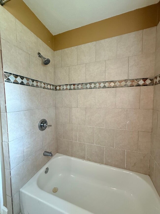 Photo - 4 Bed / 2 Bath Spacious Home – Perfect for Families or Roommates