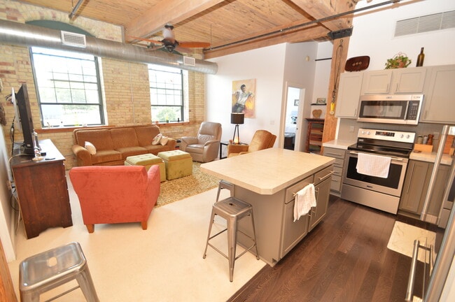 Building Photo - 940 Monroe Ave NW Unit 306 Rental