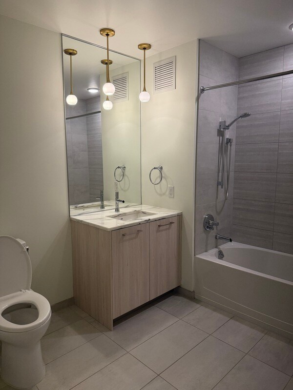 Photo - 641 W Lake St