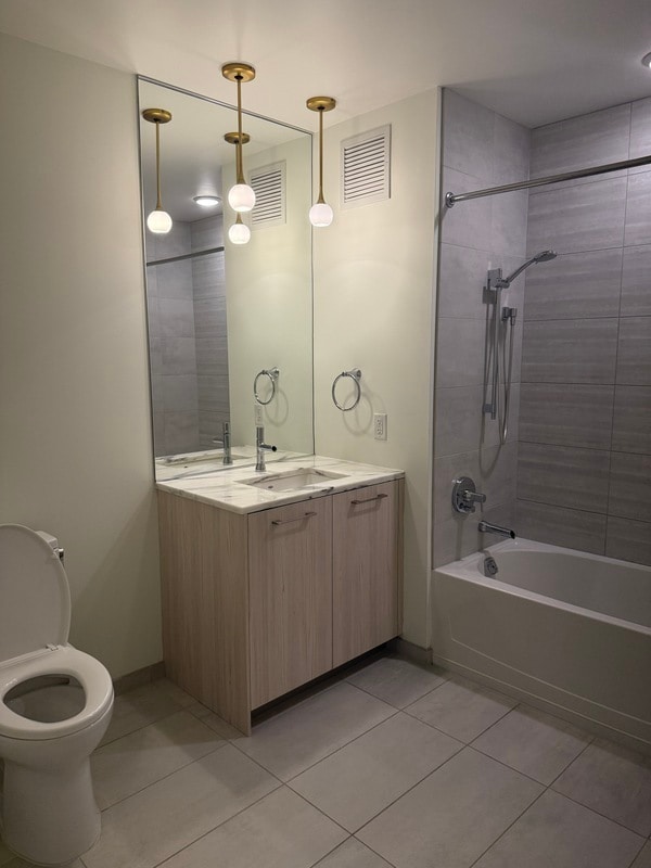 Building Photo - 641 W Lake St