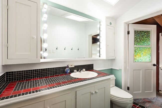 Photo - 14842 Morrison St