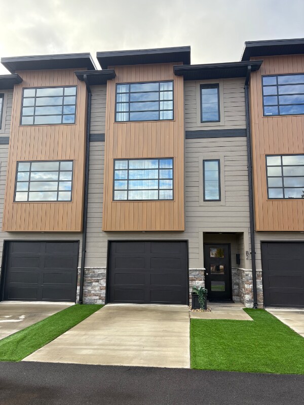 Building Photo - 577 English St