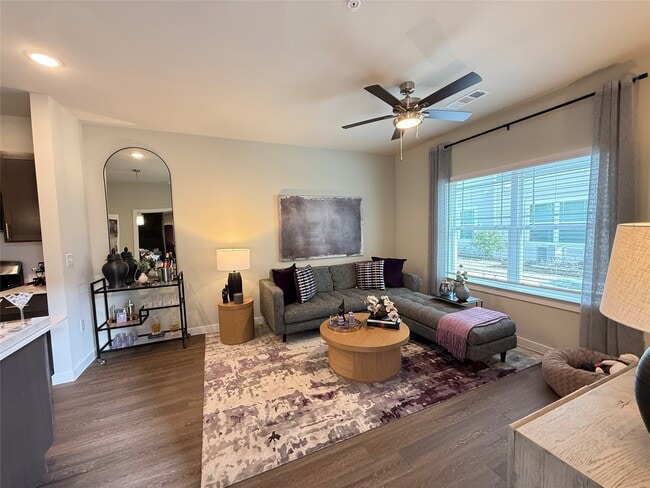 Building Photo - 2102 Antoine Dr Unit 3312 Rental