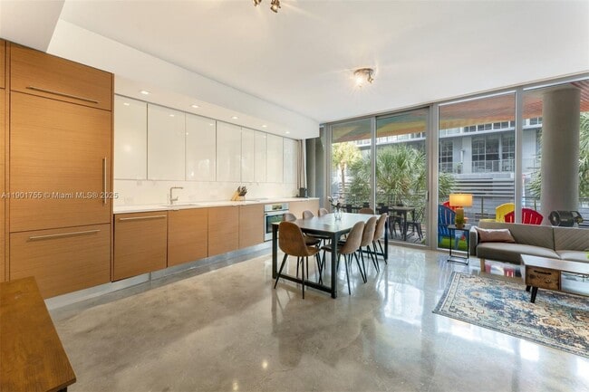 Building Photo - 250 NW 24th St Unit 2B