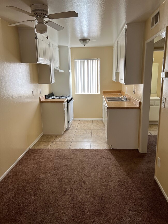 Studio with Carpet and flooring - Victory