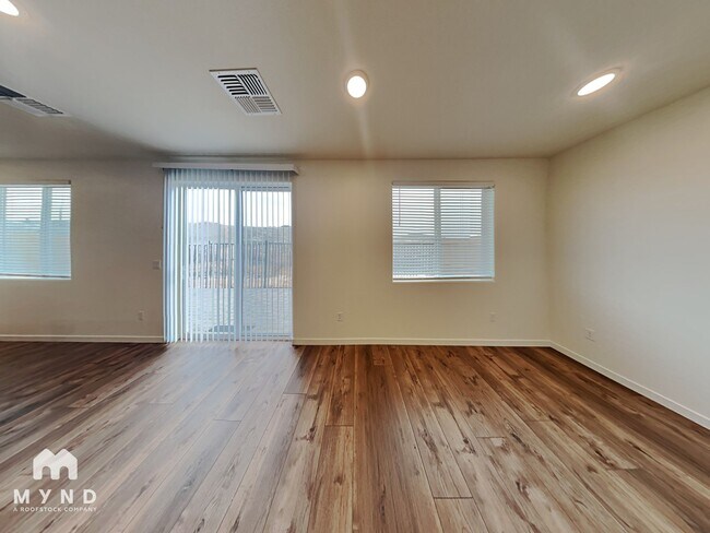 Photo - 4904 Black Falcon Way