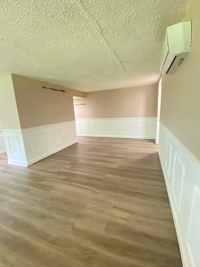 Over-sized Living Room - 110 Byberry Rd Unit Forest Glen