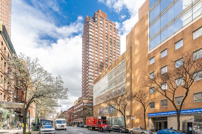 Photo - 45 W 67th St