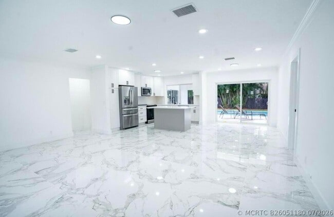 Photo - 1070 SW 18th St