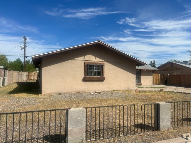 6106 W Clarendon Ave
