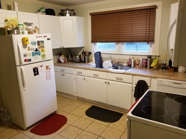 Gran cocina. - 695 Beaumont Ave