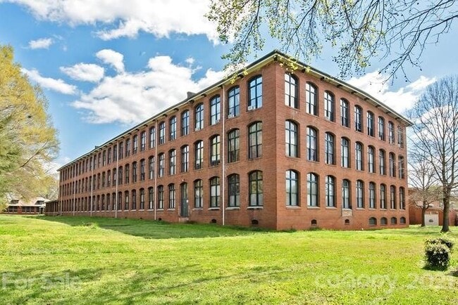 Exterior - 201 S Hoskins Rd Unit 109