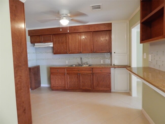 1305 Jennifer Ln