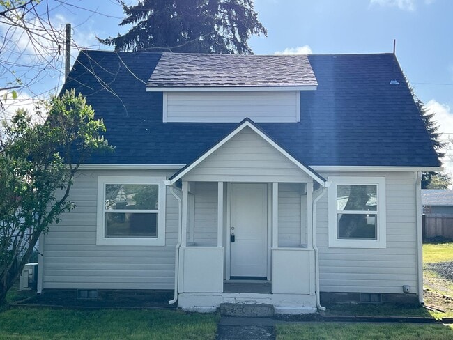 Building Photo - Updated 3 bedroom 1 bathroom house!