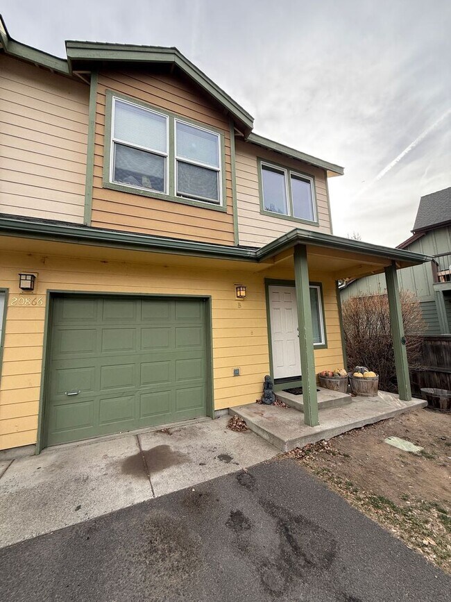 Building Photo - 3 Bed/2.5 Bath Townhouse with Garage - NE Bend Unit B