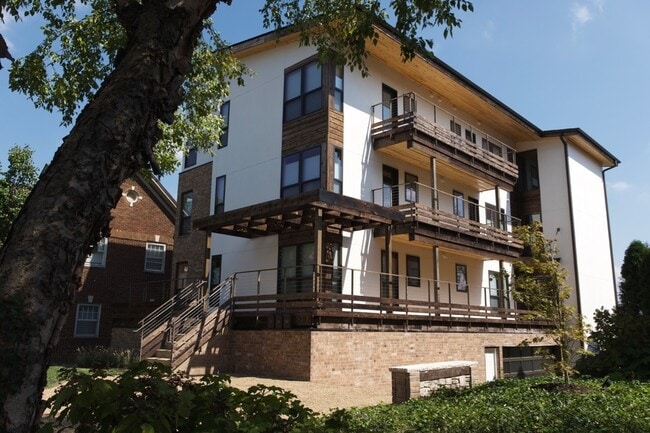 Photo - 4 bed / 4.5 bath flat in South Plaza overlooking UMKC and Brookside Blvd Unit GrandA5017 - 2 (middle)