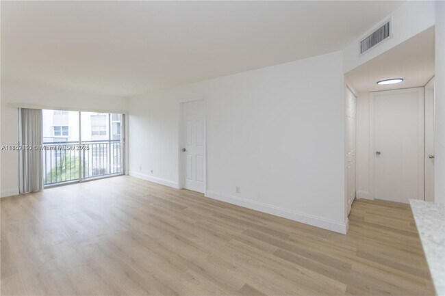 Photo - 8740 N Sherman Cir Unidad 408 Rental