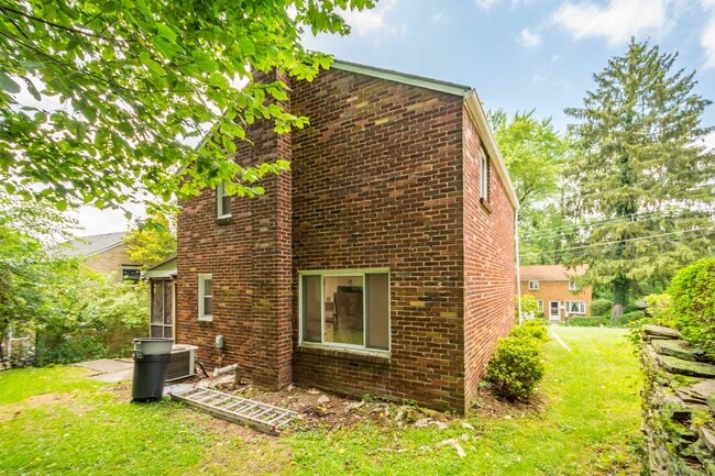 Photo - AVAILABLE SEPT 1ST!! GORGEOUS 2 BEDROOM IN PENN HILLS!!