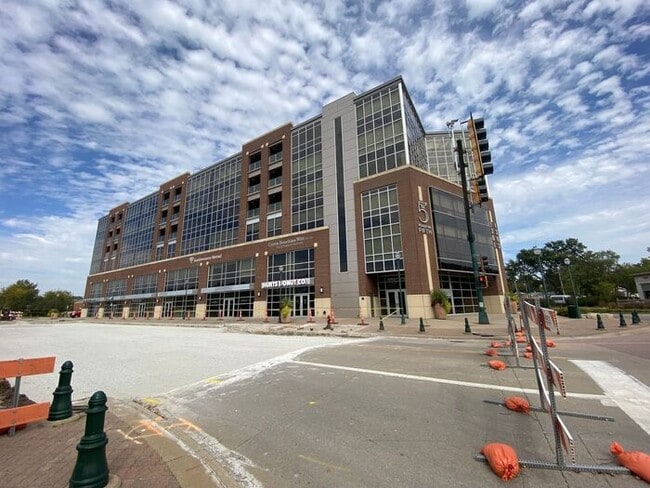 Building Photo - $2,575 | 1 Bedroom, 2 Bathroom Condo | Pet...