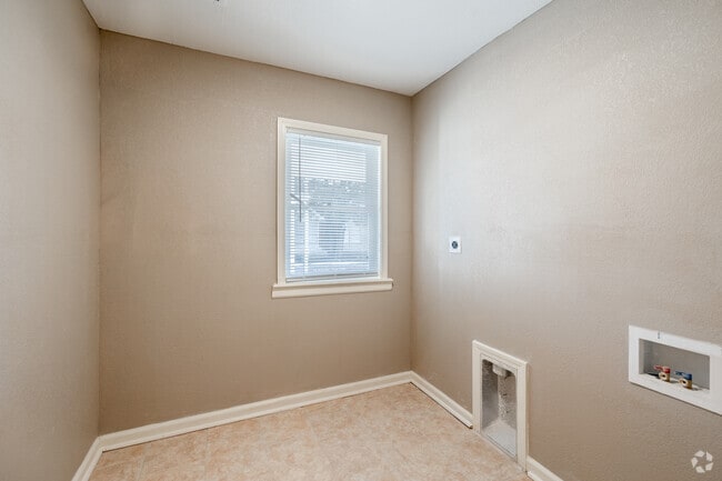 2BR, 1BA - 700SF - Laundry