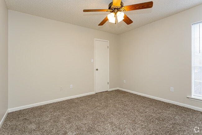 2BR, 2BA - 1,052SF - Oak Alley Apartments