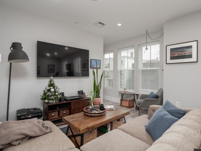 Building Photo - 45 L St Unit 2