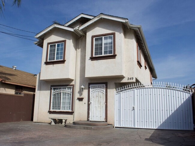 Charming 2-Story, 4 Bd 3 Ba Unit Near Down... - Charming 2-Story, 4 Bd 3 Ba House Unit Near Down...