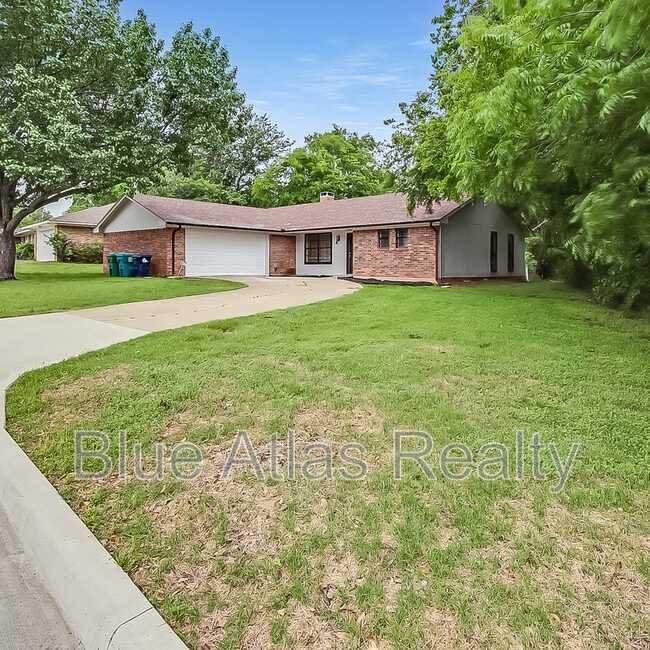 Building Photo - 1329 E Windsor Dr