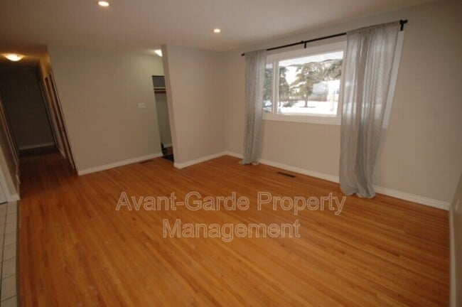 Photo - 16419-16105 105 Ave NW